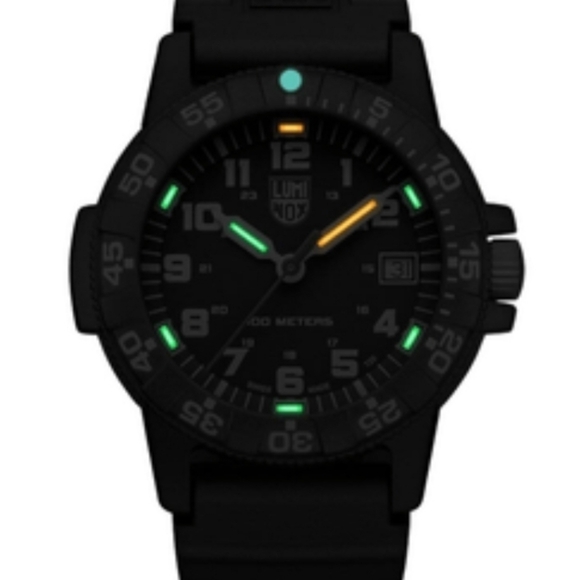 The Leatherback Sea Turtle Giant watch 39mm, water proof mens watch and glows. - Picture 2 of 6